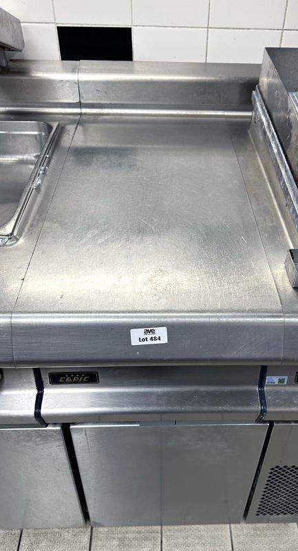 LIGNE DE CUISSON ELECTRIQUE EN INOX ALIMENTAIRE DE MARQUE CAPIC COMPRENANT 1 FRITEUSE ET SES 2 PANIERS, 1 CHAUFFE FRITES, 1 MEUBLE DE TRAVAIL REFRIGERE POSITIF OUVRANT PAR 2 PORTES EN PARTIE BASSE ET UNE GRILLADE RAINUREE. FRITEUSE : 130 X 40 X 94 CM. CHAUFFE FRITTES : 103 X 40 X 93 CM. MEUBLE :  103 X 40 X 93 CM. GRILLADE :  103 X 40 X 93 CM. TOTAL : 130 X 160 X 94 CM. LOCALISATION : RDC1 - 2 RUE DE SABLONVILLE - 75017 PARIS.