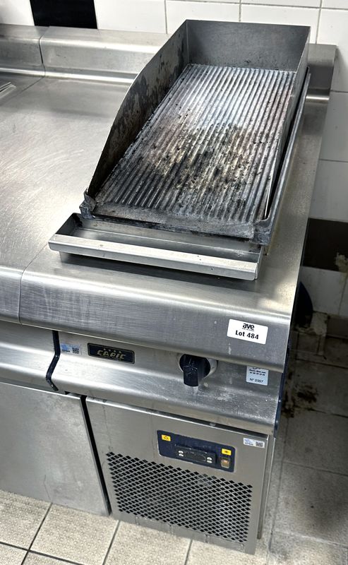 LIGNE DE CUISSON ELECTRIQUE EN INOX ALIMENTAIRE DE MARQUE CAPIC COMPRENANT 1 FRITEUSE ET SES 2 PANIERS, 1 CHAUFFE FRITES, 1 MEUBLE DE TRAVAIL REFRIGERE POSITIF OUVRANT PAR 2 PORTES EN PARTIE BASSE ET UNE GRILLADE RAINUREE. FRITEUSE : 130 X 40 X 94 CM. CHAUFFE FRITTES : 103 X 40 X 93 CM. MEUBLE :  103 X 40 X 93 CM. GRILLADE :  103 X 40 X 93 CM. TOTAL : 130 X 160 X 94 CM. LOCALISATION : RDC1 - 2 RUE DE SABLONVILLE - 75017 PARIS.