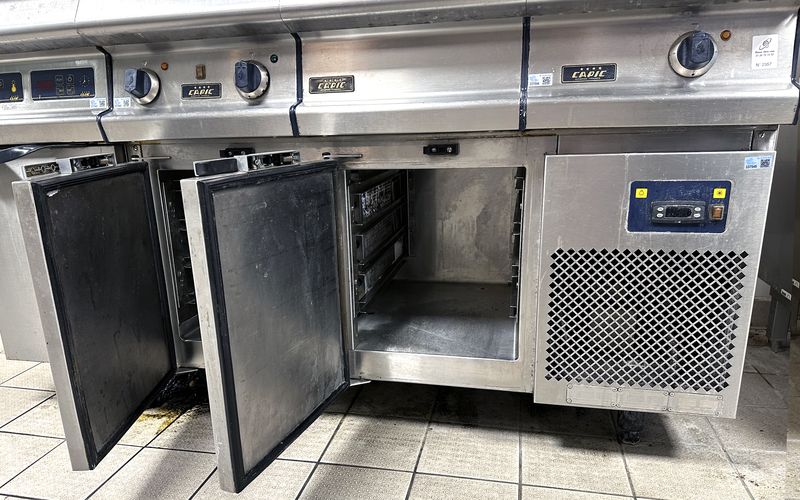 LIGNE DE CUISSON ELECTRIQUE EN INOX ALIMENTAIRE DE MARQUE CAPIC COMPRENANT 1 FRITEUSE ET SES 2 PANIERS, 1 CHAUFFE FRITES, 1 MEUBLE DE TRAVAIL REFRIGERE POSITIF OUVRANT PAR 2 PORTES EN PARTIE BASSE ET UNE GRILLADE RAINUREE. FRITEUSE : 130 X 40 X 94 CM. CHAUFFE FRITTES : 103 X 40 X 93 CM. MEUBLE :  103 X 40 X 93 CM. GRILLADE :  103 X 40 X 93 CM. TOTAL : 130 X 160 X 94 CM. LOCALISATION : RDC1 - 2 RUE DE SABLONVILLE - 75017 PARIS.