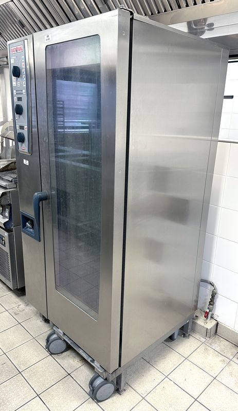 FOUR COMBINE A ECHELLE DE 20 NIVEAUX DE MARQUE RATIONAL MODELE COMBIMASTER PLUS EN INOX ALIMENTAIRE. VENDU AVEC UNE ECHELLE SUR ROULETTES DE 20 NIVEAUX ET UNE TIRETTE A GRILLES. 188 X 88 X 91 CM. LOCALISATION : RDC1 - 2 RUE DE SABLONVILLE - 75017 PARIS.