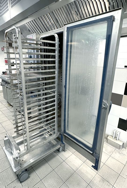 FOUR COMBINE A ECHELLE DE 20 NIVEAUX DE MARQUE RATIONAL MODELE COMBIMASTER PLUS EN INOX ALIMENTAIRE. VENDU AVEC UNE ECHELLE SUR ROULETTES DE 20 NIVEAUX ET UNE TIRETTE A GRILLES. 188 X 88 X 91 CM. LOCALISATION : RDC1 - 2 RUE DE SABLONVILLE - 75017 PARIS.