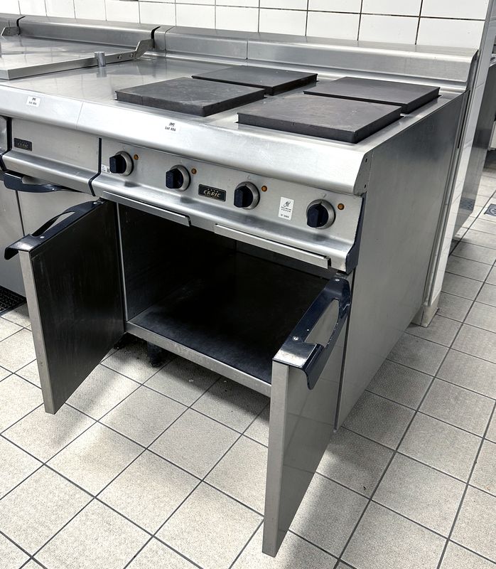 PIANO 4 FEUX ELECTRIQUE REPOSANT SUR UN ESPACE DE RANGEMENT OUVRANT PAR 2 PORTES DE MARQUE CAPIC EN INOX ALIMENTAIRE. VENDU AVEC UN MEUBLE DE SEPARATION REPOSANT SUR UN PLACARD OUVRANT PAR 1 PORTE DE MARQUE CAPIC EN INOX ALIMENTAIRE. PIANO 103 80 X 92 CM. MEUBLE : 103 X 40 X 92 CM. LOCALISATION : RDC1 - 2 RUE DE SABLONVILLE - 75017 PARIS.