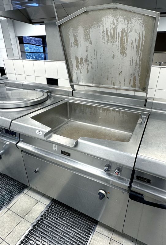 SAUTEUSE BASCULANTE ELECTRIQUE DE MARQUE CAPIC EN INOX ALIMENTAIRE. 103 X 98.5 X 96 CM. LOCALISATION : RDC1 - 2 RUE DE SABLONVILLE - 75017 PARIS.