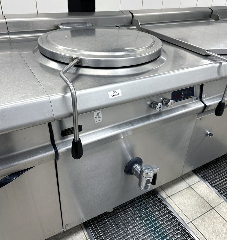 MARMITE ELECTRIQUE DE MARQUE CAPIC EN INOX ALIMENTAIRE. VENDU AVEC UN MEUBLE DE SEPARATION REPOSANT SUR UN PLACARD OUVRANT PAR 1 PORTE DE MARQUE CAPIC EN INOX ALIMENTAIRE. MARMITE : 103 X 80 X 102 CM. MEUBLE : 103 X 40 X 94 CM. LOCALISATION : RDC1 - 2 RUE DE SABLONVILLE - 75017 PARIS.