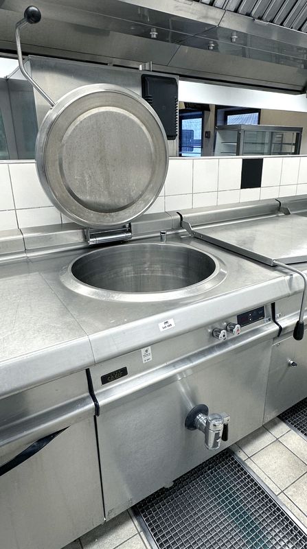 MARMITE ELECTRIQUE DE MARQUE CAPIC EN INOX ALIMENTAIRE. VENDU AVEC UN MEUBLE DE SEPARATION REPOSANT SUR UN PLACARD OUVRANT PAR 1 PORTE DE MARQUE CAPIC EN INOX ALIMENTAIRE. MARMITE : 103 X 80 X 102 CM. MEUBLE : 103 X 40 X 94 CM. LOCALISATION : RDC1 - 2 RUE DE SABLONVILLE - 75017 PARIS.