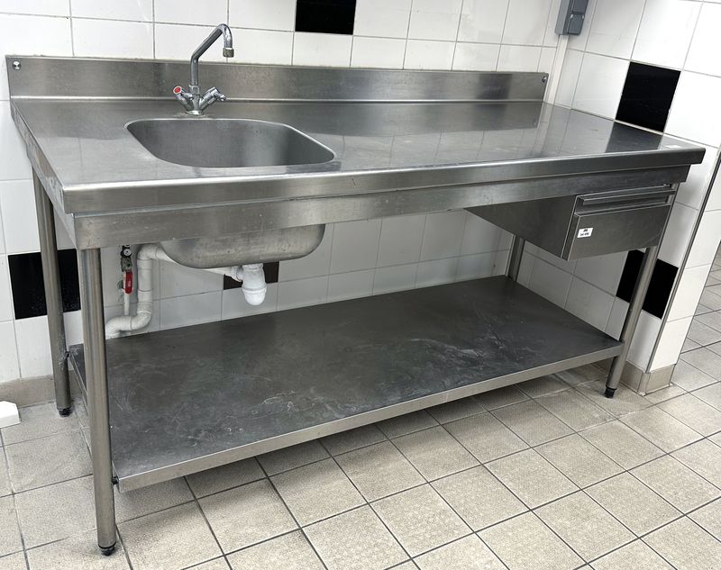 TABLE DE PREPARATION ADOSSEE AVEC EVIER, TIROIR EN CEINTURE ET ENTRETOISE EN INOX ALIMENTAIRE. 101 X 180 X 74 CM. LOCALISATION : RDC1 - 2 RUE DE SABLONVILLE - 75017 PARIS.