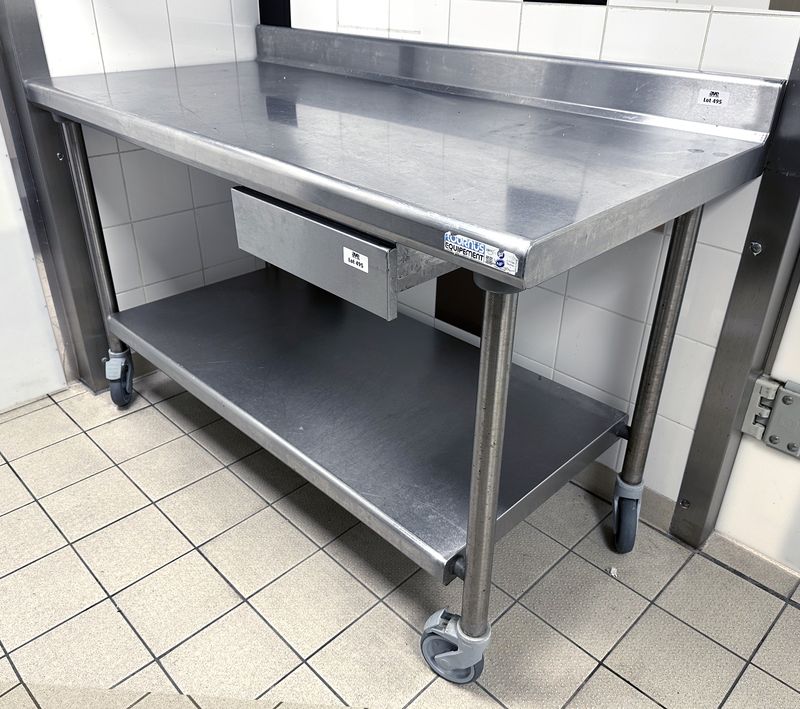 TABLE DE PREPARATION SUR 4 ROULETTES ADOSSEE, TIROIR A BAC GASTRO EN CEINTURE ET ENTRETOISE DE MARQUE TOURNUS EQUIPEMENT EN INOX. 100 X 150 X 72 CM. LOCALISATION : RDC1 - 2 RUE DE SABLONVILLE - 75017 PARIS.