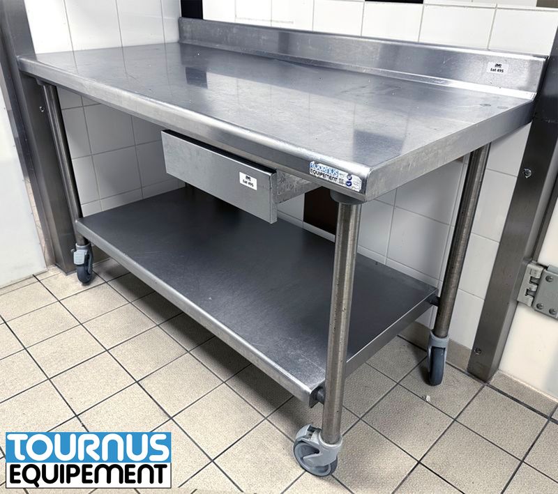 TABLE DE PREPARATION SUR 4 ROULETTES ADOSSEE, TIROIR A BAC GASTRO EN CEINTURE ET ENTRETOISE DE MARQUE TOURNUS EQUIPEMENT EN INOX. 100 X 150 X 72 CM. LOCALISATION : RDC1 - 2 RUE DE SABLONVILLE - 75017 PARIS.