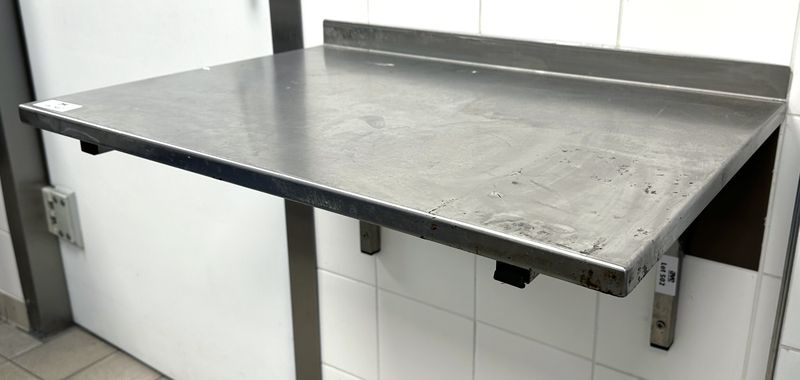 PETITE TABLE DE PREPARATION OU COMPTOIR EN PORTE A FAUX EN INOX ALIMENTAIRE. 70 X 50 CM.  LOCALISATION : RDC1 - 2 RUE DE SABLONVILLE - 75017 PARIS.