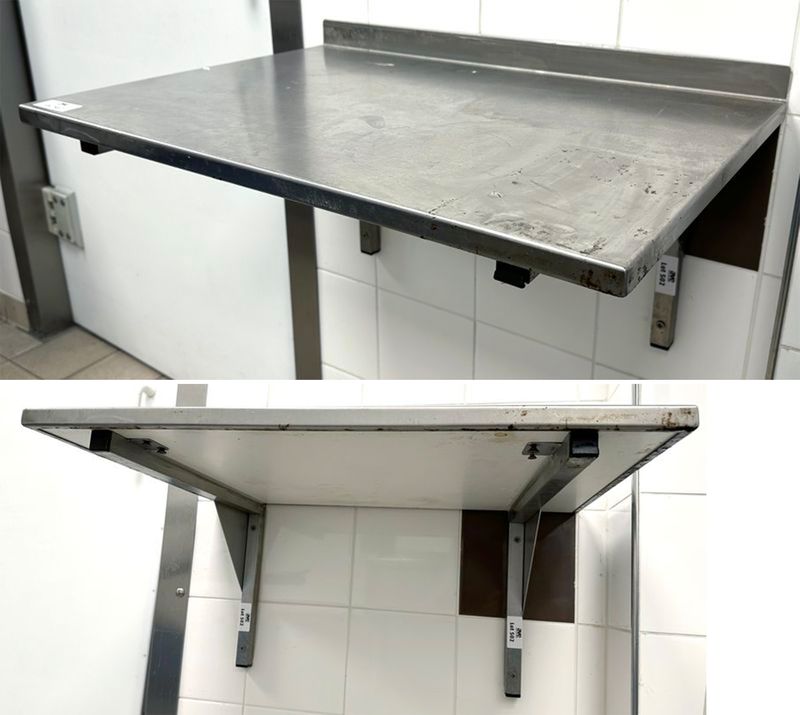 PETITE TABLE DE PREPARATION OU COMPTOIR EN PORTE A FAUX EN INOX ALIMENTAIRE. 70 X 50 CM.  LOCALISATION : RDC1 - 2 RUE DE SABLONVILLE - 75017 PARIS.