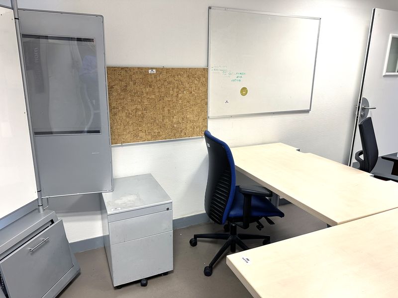 ENSEMBLE DE MOBILIER DE BUREAU COMPRENANT 3 FAUTEUILS DE BUREAU, 1 BUREAU EN "L", 2 ARMOIRES METALLIQUES A RIDEAUX, 2 PANNEAUX D'AFFICHAGE EN LIEGE, 1 CAISSON A ROULETTES EN METAL, 1 TABLEAU BLANC, UN TOTEM D'AFFICHAGE SUR ROULETTES EN ACIER ET 1 PANNEAU D'AFFICHAGE. LOCALISATION : RDC ES - 2 RUE DE SABLONVILLE - 75017 PARIS.