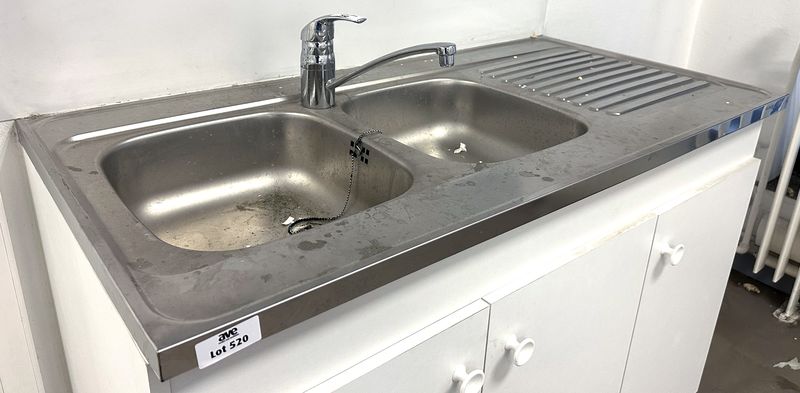 EVIER A 2 BACS EN INOX VENDU AVEC SON MITIGEUR DE MARQUE GROHE. 120 X 60 CM. LOCALISATION : RDC ES - 2 RUE DE SABLONVILLE - 75017 PARIS.