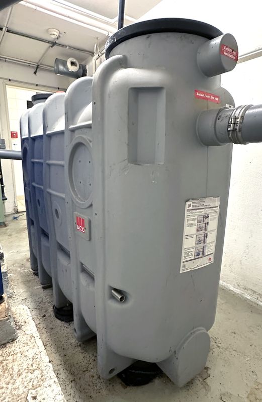 CUVE DE SEPARATION DES GRAISSES HORS SOL EN POLYETHYLENE DE 830 LITRES DONT : 400 LITRES DE BOUES ET 200 LITRES DE GRAISSE. 2 OUVERTURES DE MARQUE ACO MODELE ECO-JET OD NS4. POIDS A VIDE 95 KG. VENDU VIDE. PREVOIR NETTOYAGE DE L'INTERIEUR. 160 X 183 X 70 CM. LOCALISATION : RDC - 2 RUE DE SABLONVILLE - 75017 PARIS.