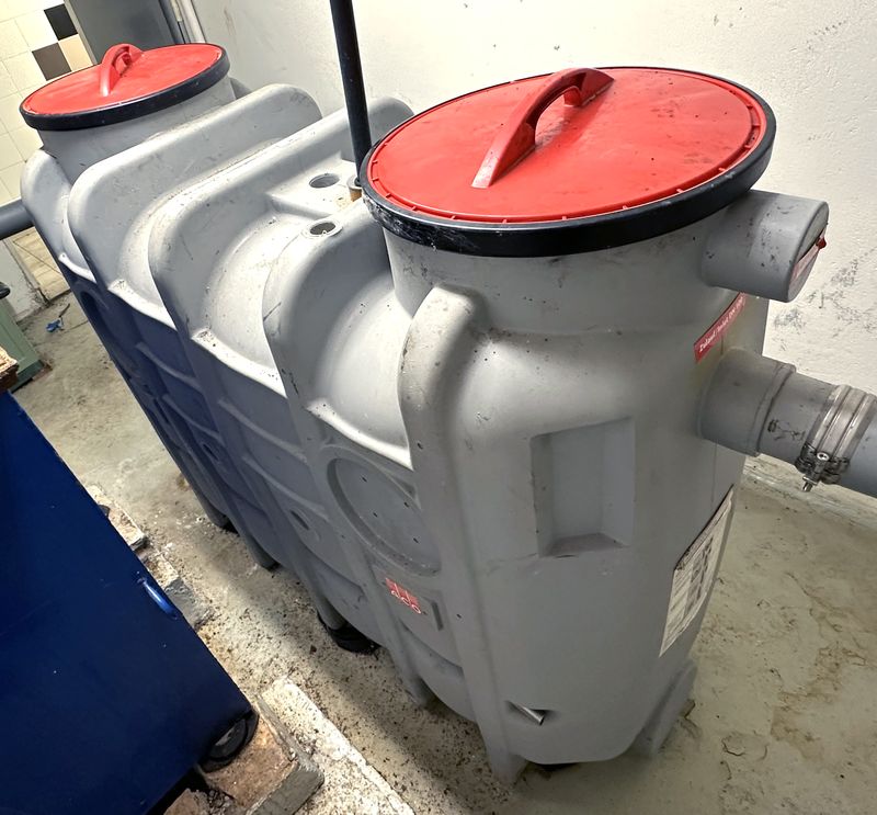 CUVE DE SEPARATION DES GRAISSES HORS SOL EN POLYETHYLENE DE 830 LITRES DONT : 400 LITRES DE BOUES ET 200 LITRES DE GRAISSE. 2 OUVERTURES DE MARQUE ACO MODELE ECO-JET OD NS4. POIDS A VIDE 95 KG. VENDU VIDE. PREVOIR NETTOYAGE DE L'INTERIEUR. 160 X 183 X 70 CM. LOCALISATION : RDC - 2 RUE DE SABLONVILLE - 75017 PARIS.