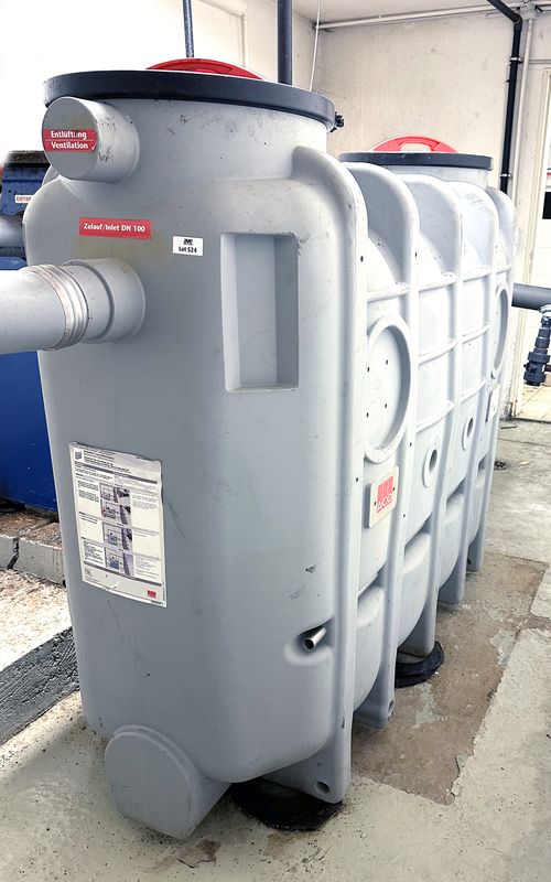 CUVE DE SEPARATION DES GRAISSES HORS SOL EN POLYETHYLENE DE 830 LITRES DONT : 400 LITRES DE BOUES ET 200 LITRES DE GRAISSE. 2 OUVERTURES DE MARQUE ACO MODELE ECO-JET OD NS4. POIDS A VIDE 95 KG. VENDU VIDE. PREVOIR NETTOYAGE DE L'INTERIEUR. 160 X 183 X 70 CM. LOCALISATION : RDC - 2 RUE DE SABLONVILLE - 75017 PARIS.