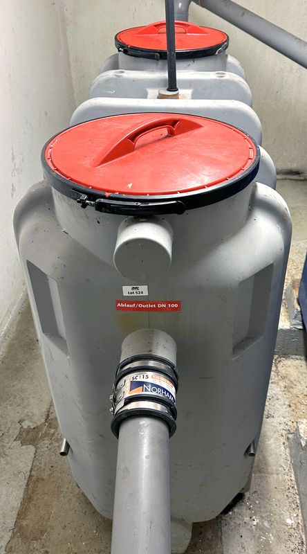 CUVE DE SEPARATION DES GRAISSES HORS SOL EN POLYETHYLENE DE 830 LITRES DONT : 400 LITRES DE BOUES ET 200 LITRES DE GRAISSE. 2 OUVERTURES DE MARQUE ACO MODELE ECO-JET OD NS4. POIDS A VIDE 95 KG. VENDU VIDE. PREVOIR NETTOYAGE DE L'INTERIEUR. 160 X 183 X 70 CM. LOCALISATION : RDC - 2 RUE DE SABLONVILLE - 75017 PARIS.