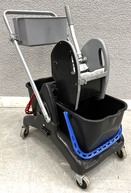 CHARIOT DE NETTOYAGE OU LAVAGE VENDU AVEC 2 SEAUX DE 15 LITRES, ESSOREUSE A SERPILLERES ET BAC A PRODUITS. 80 X 70 X 42 CM.