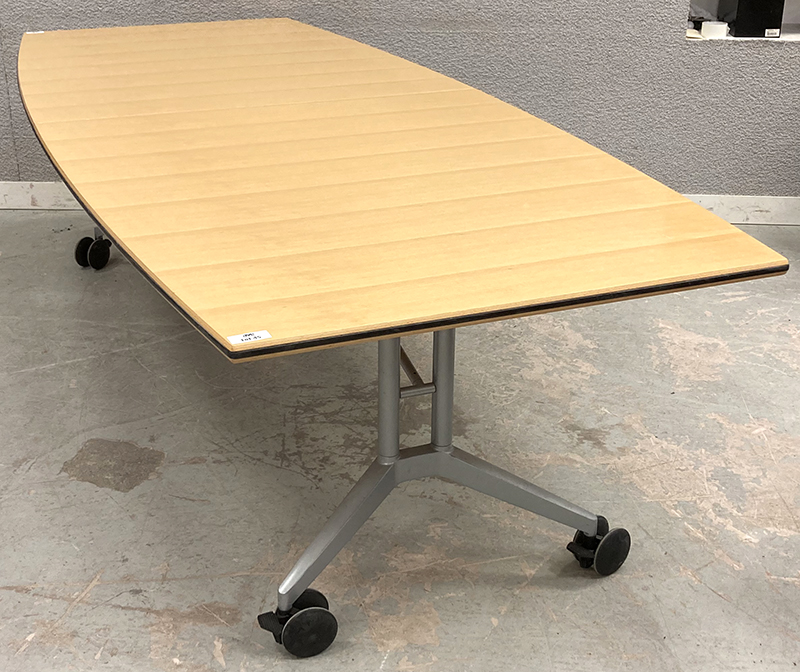 TABLE PLIANTE SUR ROULETTES DE MARQUE WILKHAHN MODELE CONFAIR 440/2, PLATEAU TONNEAU EN 2 PARTIES EN BOIS COULEUR CHENE CLAIR REPOSANT UNE STRUCTURE EN ACIER ET SUR UN PIETEMENT EN ALUMINIUM LAQUE GRIS. 73 X 260 X 110 CM. DIMENSIONS PLIEE : 162 X 110 X 45 CM.