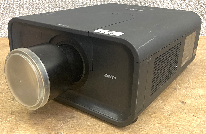 VIDEO PROJECTEUR DE MARQUE SANYO MODELE PRO XTRAX MULTIVERSE PROJECTOR PLC-XP200L. 19 X 37 X 54 CM.