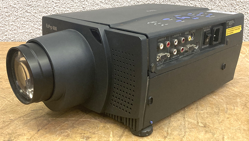 VIDEO PROJECTEUR DE MARQUE CTX MODELE EZPRO600. 15 X 24 X 41 CM.