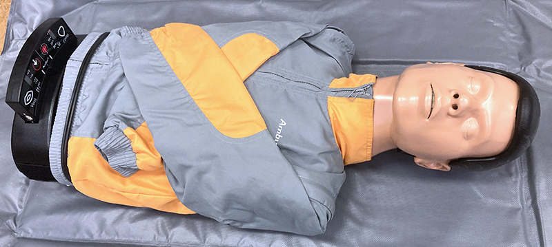 MANNEQUIN D'ENTRAINEMENT AU SECOURISME DE MARQUE AMBU MODELE MAN B TORSE COMPRENANT 1 MANNEQUIN DE TORSE HUMAIN ARTICULE 80CM EN POLYETHYLENE, ABS, PVC DUR ET PVC MOU ET TABLEAU DE BORD, AVEC 5 PEAUX DE VISAGE, DES SACS D'INSUFLATION, SA NOTICE ET SON SAC DE TRANSPORT.