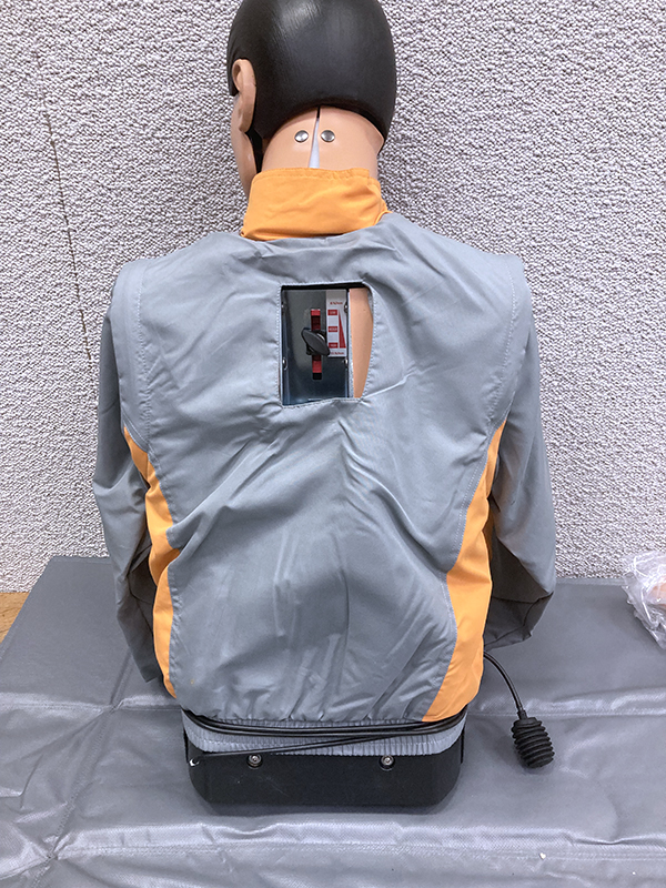 MANNEQUIN D'ENTRAINEMENT AU SECOURISME DE MARQUE AMBU MODELE MAN B TORSE COMPRENANT 1 MANNEQUIN DE TORSE HUMAIN ARTICULE 80CM EN POLYETHYLENE, ABS, PVC DUR ET PVC MOU ET TABLEAU DE BORD, AVEC 5 PEAUX DE VISAGE, DES SACS D'INSUFLATION, SA NOTICE ET SON SAC DE TRANSPORT.