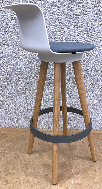 TABOURET PIVOTANT DESIGN PEARSON LLOYD MODELE TIMBA STOOL EDITION BENE, ASSISE ET DOSSIER EN POLYPROPYLENE DE COULEUR BLANC, GALETTE EN TISSU DE COULEUR GRISE ET PIETEMENT EN CHENE CLAIR AVEC REPOSE PIED POLYPROPYLENE DE COULEUR GRIS. 95 X 39 X 50 CM. 5 UNITES. VENDU A L'UNITE AVEC FACULTE DE REUNION.