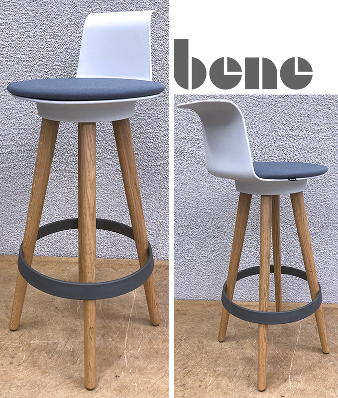 TABOURET PIVOTANT DESIGN PEARSON LLOYD MODELE TIMBA STOOL EDITION BENE, ASSISE ET DOSSIER EN POLYPROPYLENE DE COULEUR BLANC, GALETTE EN TISSU DE COULEUR GRISE ET PIETEMENT EN CHENE CLAIR AVEC REPOSE PIED POLYPROPYLENE DE COULEUR GRIS. 95 X 39 X 50 CM. 5 UNITES. VENDU A L'UNITE AVEC FACULTE DE REUNION. LOT EXONERE DE TVA.