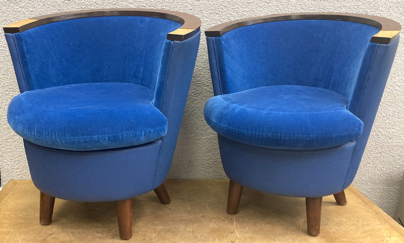 PAIRE DE FAUTEUILS CABRIOLETS DOSSIER ET ASSISE EN VELOUR BLEU, AVEC INSERT EN BOIS VERNIS EN 2 TEINTES DANS SA PARTIE SUPERIEURE, DOSSIER ET BASE COUVERTE DE SIMILI CUIR BLEU REPOSANT QUE 4 PIEDS EN BOIS VERNIS. USURE. 78,5 X 67 X 69 CM.