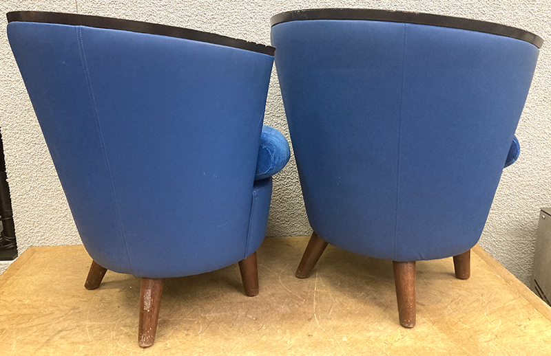 PAIRE DE FAUTEUILS CABRIOLETS DOSSIER ET ASSISE EN VELOUR BLEU, AVEC INSERT EN BOIS VERNIS EN 2 TEINTES DANS SA PARTIE SUPERIEURE, DOSSIER ET BASE COUVERTE DE SIMILI CUIR BLEU REPOSANT QUE 4 PIEDS EN BOIS VERNIS. USURE. 78,5 X 67 X 69 CM.