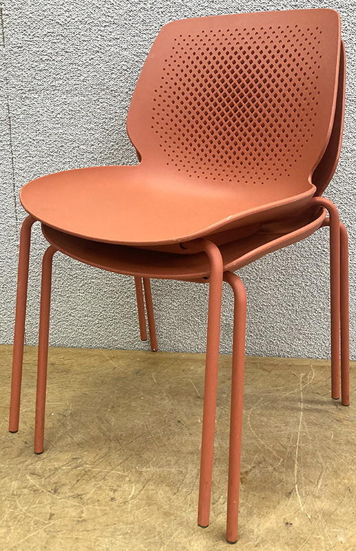 PAIRE DE CHAISES EMPILABLES DOSSIER ET ASSISE MONOBLOC EN POLYPROLYLENE PERFORE CORAIL REPOSANT SUR 4 PIEDS EN ACIER LAQUE CORAIL AVEC PATINS. 82 X 55 X 53 CM.