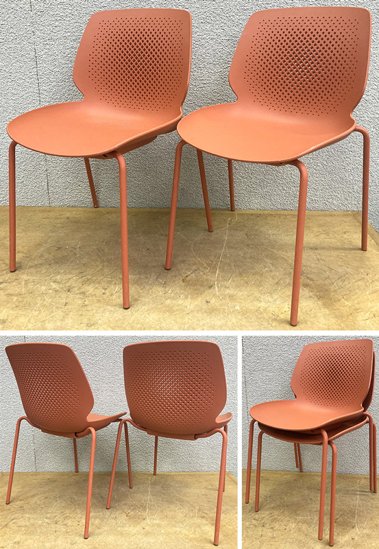 PAIRE DE CHAISES EMPILABLES DOSSIER ET ASSISE MONOBLOC EN POLYPROLYLENE PERFORE CORAIL REPOSANT SUR 4 PIEDS EN ACIER LAQUE CORAIL AVEC PATINS. 82 X 55 X 53 CM. LOT EXONERE DE TVA.