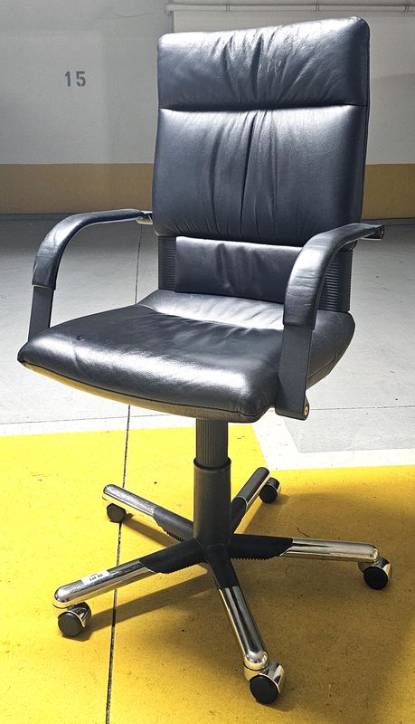 FAUTEUIL SUR ROULETTE A HAUTEUR AJUSTABLE DESIGN BELLIMI FIGURA MODELE EXECUTIVE OFFICE CHAIR EDITION VITRA ASSISE, DOSSIER ET ACCOUDOIRS EN CUIR DE COULEUR NOIR REPOSANT SUR PIETEMENT ETOILE A 5 BRANCHES EN ACIER CHROME. USURE. HAUTEUR MAX : 118 CM, HAUTEUR MIN : 105 CM, 68 X 72 CM.