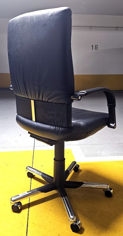 FAUTEUIL SUR ROULETTE A HAUTEUR AJUSTABLE DESIGN BELLIMI FIGURA MODELE EXECUTIVE OFFICE CHAIR EDITION VITRA ASSISE, DOSSIER ET ACCOUDOIRS EN CUIR DE COULEUR NOIR REPOSANT SUR PIETEMENT ETOILE A 5 BRANCHES EN ACIER CHROME. USURE. HAUTEUR MAX : 118 CM, HAUTEUR MIN : 105 CM, 68 X 72 CM.