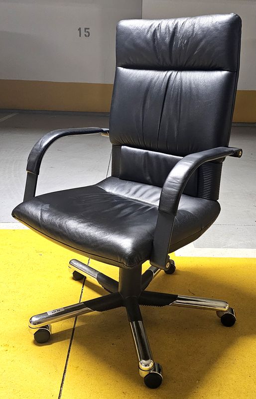 FAUTEUIL SUR ROULETTE A HAUTEUR AJUSTABLE DESIGN BELLIMI FIGURA MODELE EXECUTIVE OFFICE CHAIR EDITION VITRA ASSISE, DOSSIER ET ACCOUDOIRS EN CUIR DE COULEUR NOIR REPOSANT SUR PIETEMENT ETOILE A 5 BRANCHES EN ACIER CHROME. USURE. HAUTEUR MAX : 118 CM, HAUTEUR MIN : 105 CM, 68 X 72 CM.