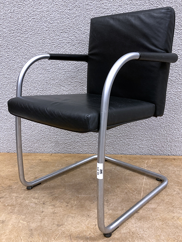 FAUTEUIL DESIGN ANTONIO CITTERIO ET GLEN OLIVER LOW, MODELE VIS-À-VIS VISASOFT EDITIONS VITRA, DOSSIER ET ASSISE EN GARNITURE DE CUIR NOIR, PIETEMENT EN PORTE A FAUX EN ACIER DEPOLI SUR PATINS. 83 X 54 X 58 CM. 2 UNITES. VENDU A L'UNITE AVEC FACULTE DE REUNION.