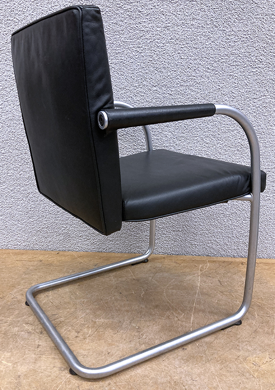 FAUTEUIL DESIGN ANTONIO CITTERIO ET GLEN OLIVER LOW, MODELE VIS-À-VIS VISASOFT EDITIONS VITRA, DOSSIER ET ASSISE EN GARNITURE DE CUIR NOIR, PIETEMENT EN PORTE A FAUX EN ACIER DEPOLI SUR PATINS. 83 X 54 X 58 CM. 2 UNITES. VENDU A L'UNITE AVEC FACULTE DE REUNION.