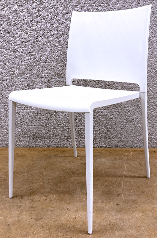 CHAISE EMPILABLE DESIGN ARCHIVOLTO MODELE MYA EDITION PEDRALI, ASSISE ET DOSSIER EN POLYMERE BLANC STRUCTURE ET PIETEMENT EN ALUMINIUM LAQUE DE COULEUR BLANCHE. 80 X 41 X 51 CM. 10 UNITES. VENDU A L'UNITE AVEC FACULTE DE REUNION.