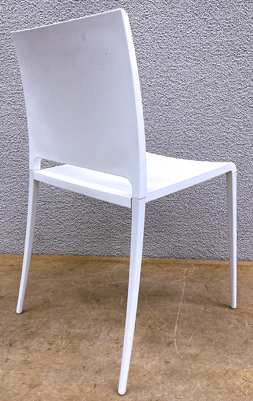 CHAISE EMPILABLE DESIGN ARCHIVOLTO MODELE MYA EDITION PEDRALI, ASSISE ET DOSSIER EN POLYMERE BLANC STRUCTURE ET PIETEMENT EN ALUMINIUM LAQUE DE COULEUR BLANCHE. 80 X 41 X 51 CM. 10 UNITES. VENDU A L'UNITE AVEC FACULTE DE REUNION.