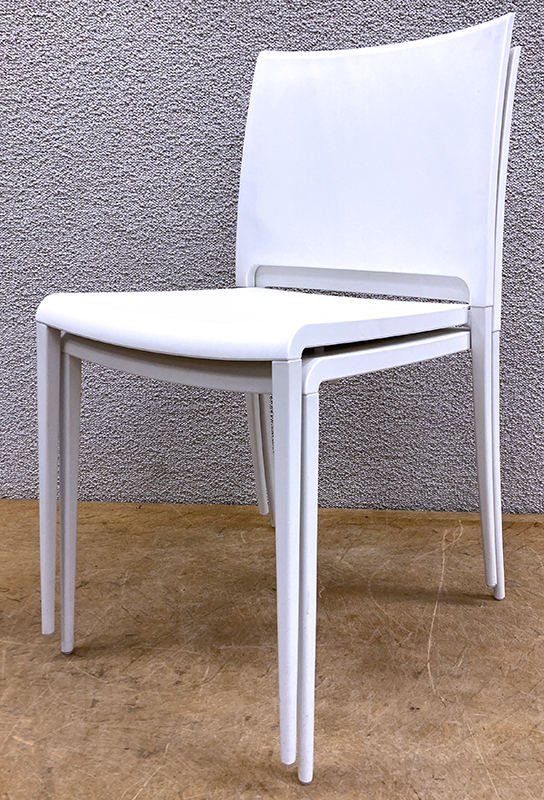 CHAISE EMPILABLE DESIGN ARCHIVOLTO MODELE MYA EDITION PEDRALI, ASSISE ET DOSSIER EN POLYMERE BLANC STRUCTURE ET PIETEMENT EN ALUMINIUM LAQUE DE COULEUR BLANCHE. 80 X 41 X 51 CM. 10 UNITES. VENDU A L'UNITE AVEC FACULTE DE REUNION.