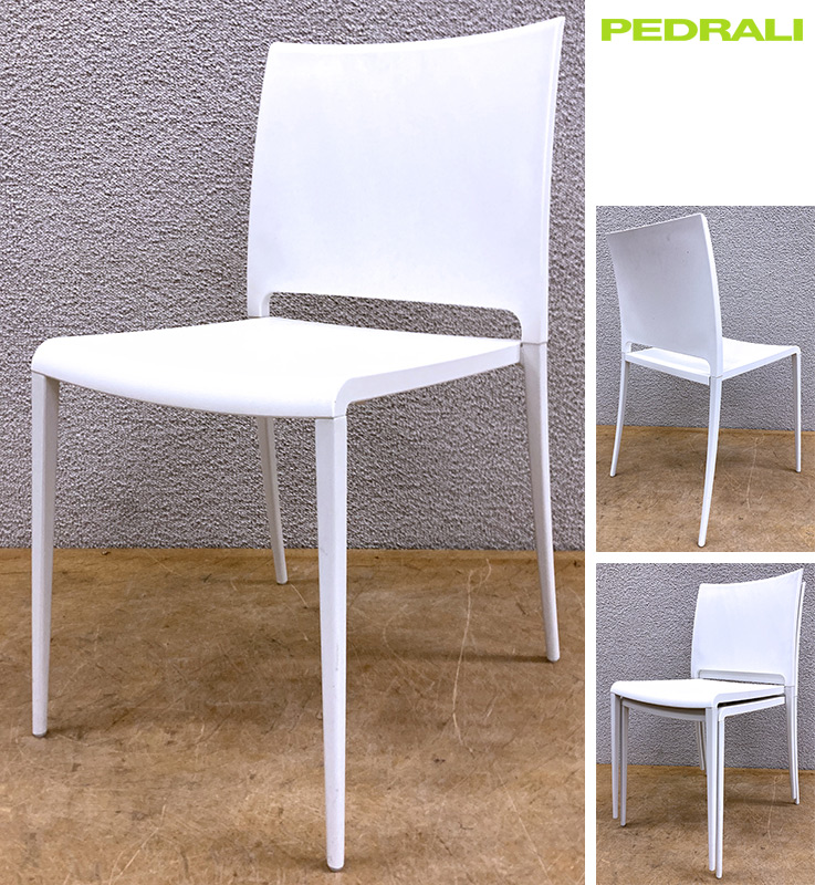 CHAISE EMPILABLE DESIGN ARCHIVOLTO MODELE MYA EDITION PEDRALI, ASSISE ET DOSSIER EN POLYMERE DE COULEUR BLANC, STRUCTURE ET PIETEMENT EN ALUMINIUM LAQUE DE COULEUR BLANCHE. 80 X 41 X 51 CM. 10 UNITES. VENDU A L'UNITE AVEC FACULTE DE REUNION.