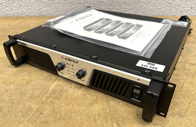 POWER AMPLIFIER OU AMPLIFICATEUR DE PUISSANCE RACKABLE VOIES DE MARQUE ASHLY MODELE KLR2000. 2 X 350 WATTS A 8 HOMS OU 2 X 1000 WATTS A 2 HOMS. POIDS : 12 KG. 9 X 40 X 48 CM. VENDU AVEC NOTICE ET CABLE D'ALIMENTATION ET EMBALLAGE D'ORIGINE.