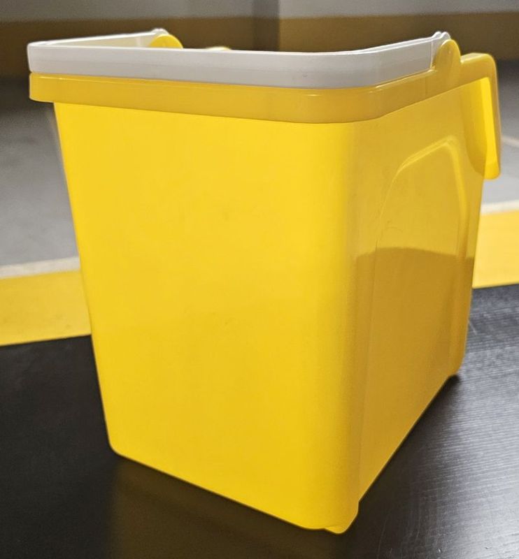 2 BACS DE TRI EMPILABLES AVEC ANSE EN POLYPROPYLENE DE COULEUR JAUNE ET VERT DE MARQUE BUSCH SYSTEMS MODELE MULTI RECYCLER. 34 X 35 X 27 CM. 57 UNITES. VENDU A L'UNITE AVEC FACULTE DE REUNION.