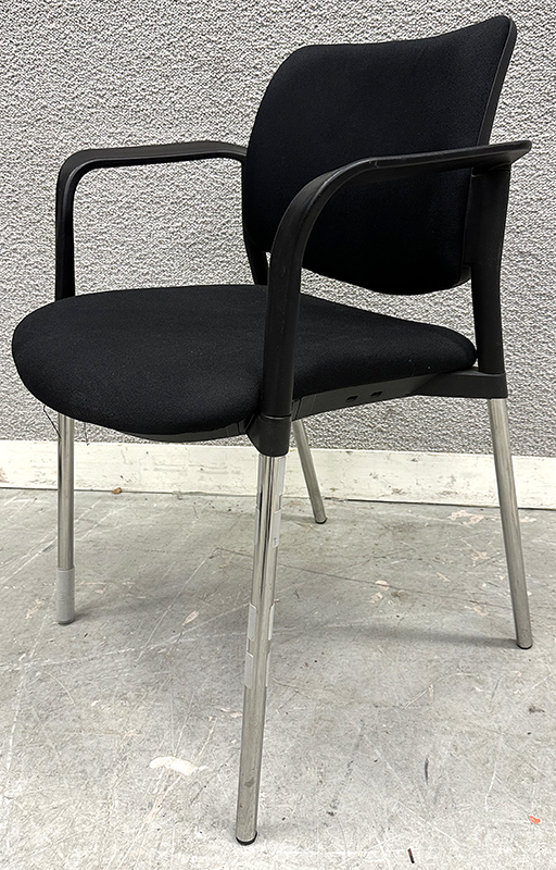 PAIRE DE FAUTEUILS EMPILABLES DESIGN PAOLO SCAGNELLATO MODELE STEP EDITION CERANTOLA, ASSISE ET DOSSIER EN TISSU NOIR ET ACCOUDOIRS EN PLASTIQUE DE COULEUR NOIRE REPOSANT SUR UN PIETEMENT EN ACIER LAQUE DE COULEUR GRISE. 80 X 60 X 55 CM.