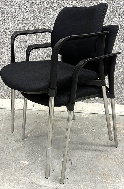 PAIRE DE FAUTEUILS EMPILABLES DESIGN PAOLO SCAGNELLATO MODELE STEP EDITION CERANTOLA, ASSISE ET DOSSIER EN TISSU NOIR ET ACCOUDOIRS EN PLASTIQUE DE COULEUR NOIRE REPOSANT SUR UN PIETEMENT EN ACIER LAQUE DE COULEUR GRISE. 80 X 60 X 55 CM.