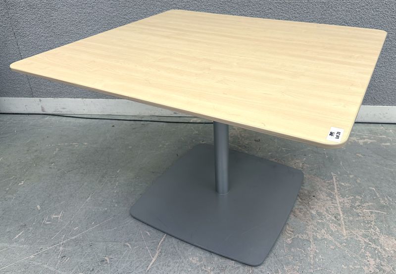 TABLE MI HAUTE RECTANGULAIRE DESIGN LIEVORE ALTHERR MOLINA & COALESSE DESIGN GROUP EDITION COALESSE MODELE MONTARA 650 PLATEAU EN BOIS STRATIFIE REPOSANT SUR UN PIETEMENT COLONNE A BASE CARRE EN ACIER LAQUE GRIS. 65,5 X 100 X 90 CM. 2 UNITES. VENDU A L'UNITE AVEC FACULTE DE REUNION.