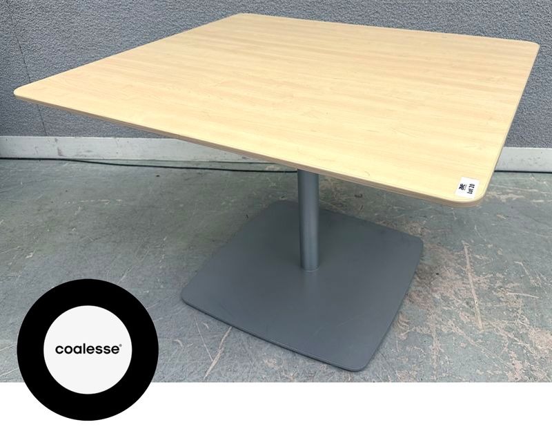 TABLE MI HAUTE RECTANGULAIRE DESIGN LIEVORE ALTHERR MOLINA & COALESSE DESIGN GROUP EDITION COALESSE MODELE MONTARA 650 PLATEAU EN BOIS STRATIFIE REPOSANT SUR UN PIETEMENT COLONNE A BASE CARRE EN ACIER LAQUE GRIS. 65,5 X 100 X 90 CM. 2 UNITES. VENDU A L'UNITE AVEC FACULTE DE REUNION.