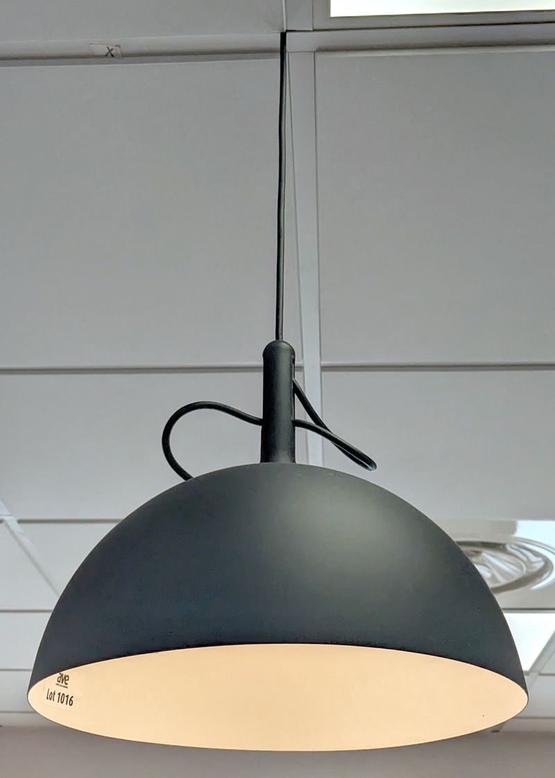 SUSPENSION DESIGN RIKKE HAGEN & ANDREAS LUND MODELE WATT A LAMP EDITION HALO DESIGN ABAT-JOUR ROND A HAUTEUR REGLABLE EN ALUMINIUM LAQUE NOIR ET BLANC. 67 X 31 CM. LOCALISATION : ORANGE - EVREUX - 337 RUE GAY LUSSAC - 27000 EVREUX.