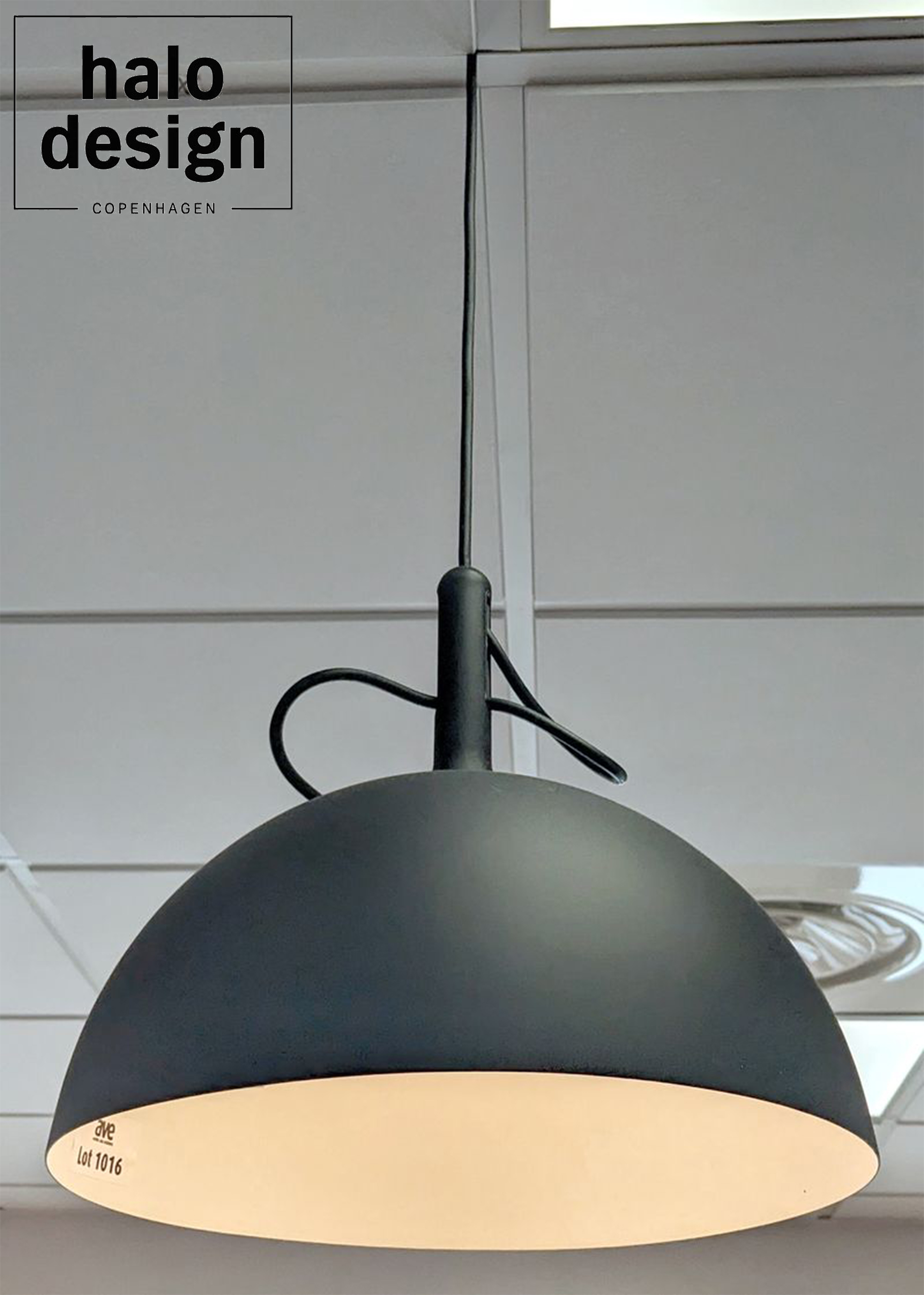 SUSPENSION DESIGN RIKKE HAGEN & ANDREAS LUND MODELE WATT A LAMP EDITION HALO DESIGN ABAT-JOUR ROND A HAUTEUR REGLABLE EN ALUMINIUM LAQUE NOIR ET BLANC. 67 X 31 CM. LOCALISATION : ORANGE - EVREUX - 337 RUE GAY LUSSAC - 27000 EVREUX.