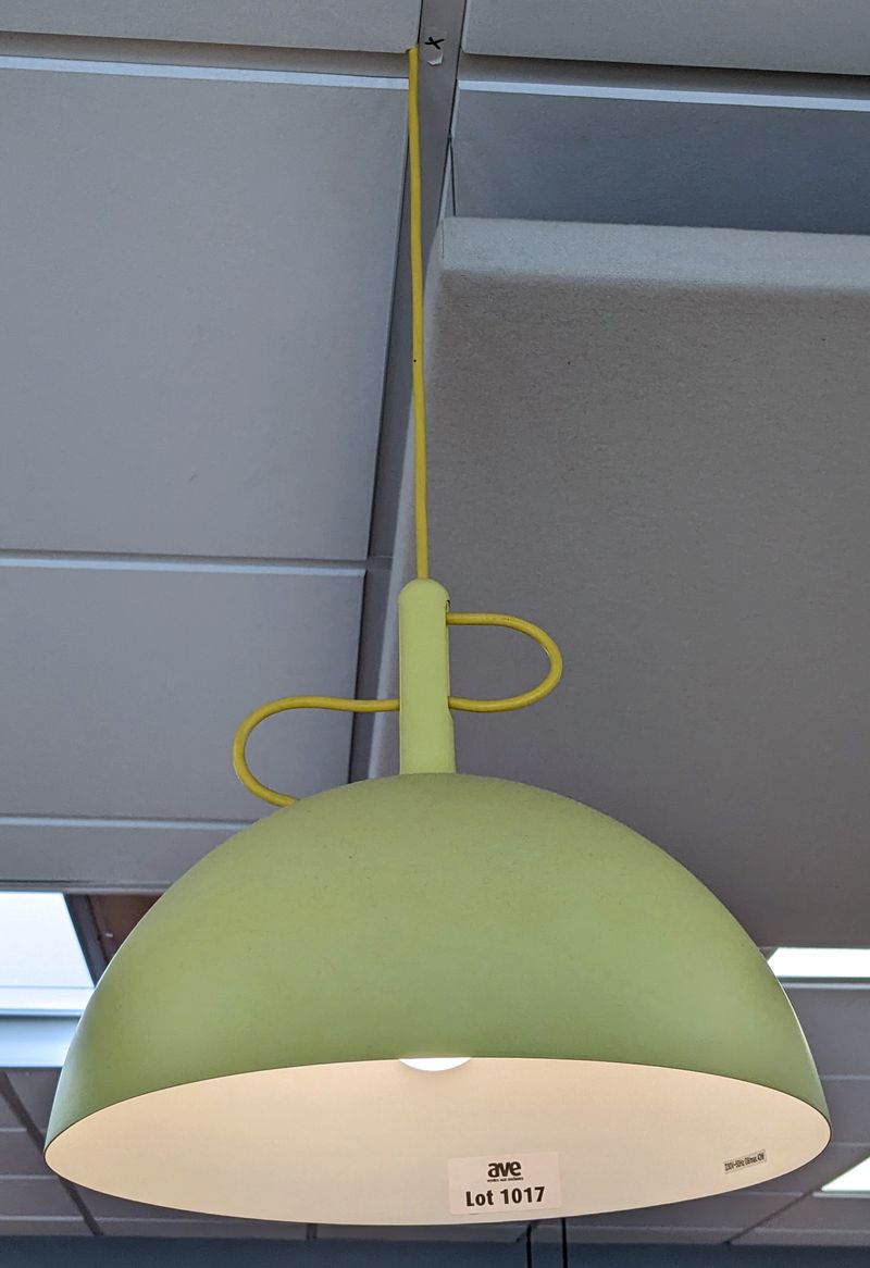 SUSPENSION DESIGN RIKKE HAGEN & ANDREAS LUND MODELE WATT A LAMP EDITION HALO DESIGN ABAT-JOUR ROND A HAUTEUR REGLABLE EN ALUMINIUM LAQUE VERT POMME ET BLANC. 67 X 31 CM.